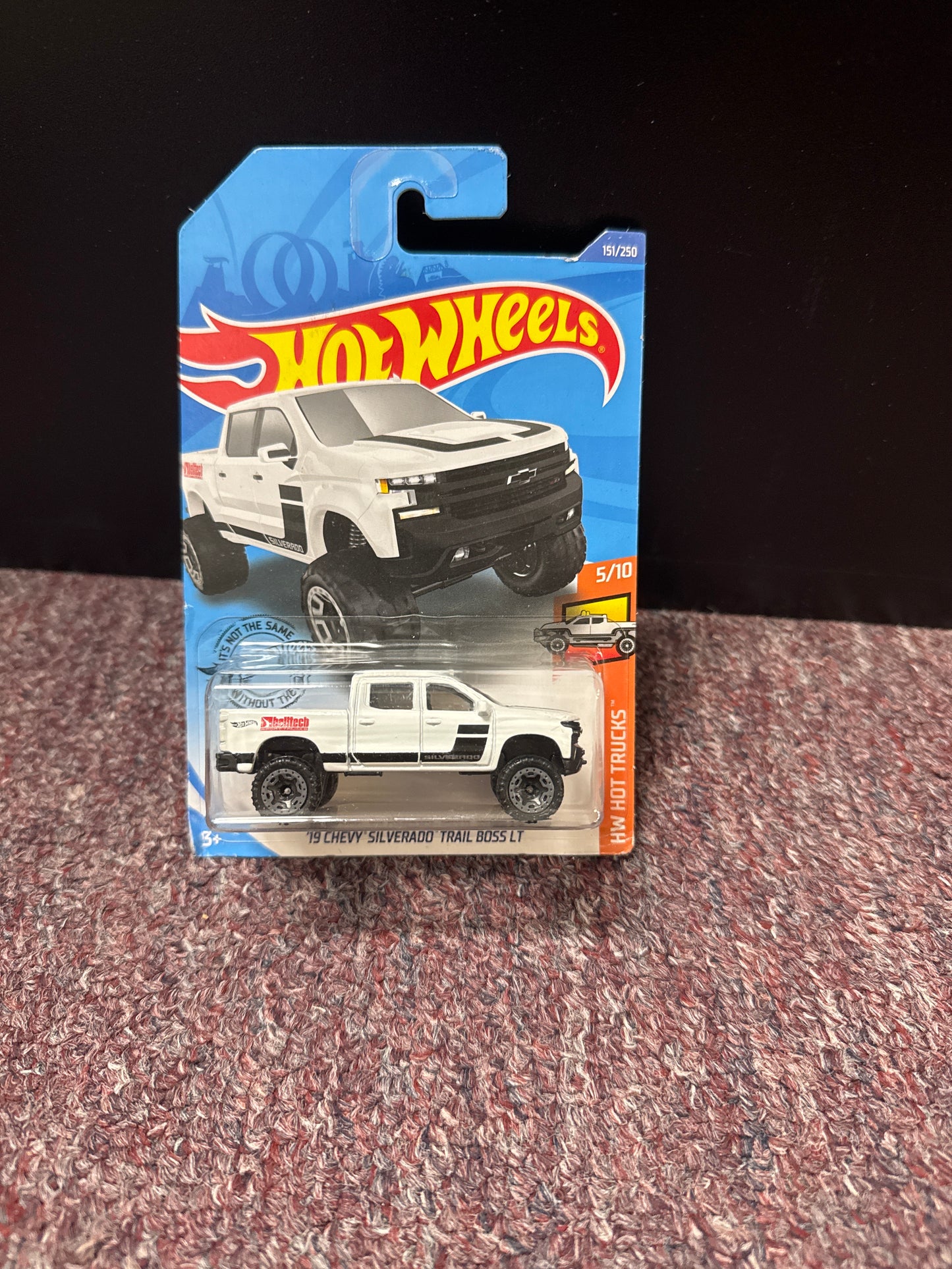 1/64 HOT WHEELS SILVERADO ‘19 TRAIL BOSS WHITE W/ BLACK STRIPES B20
