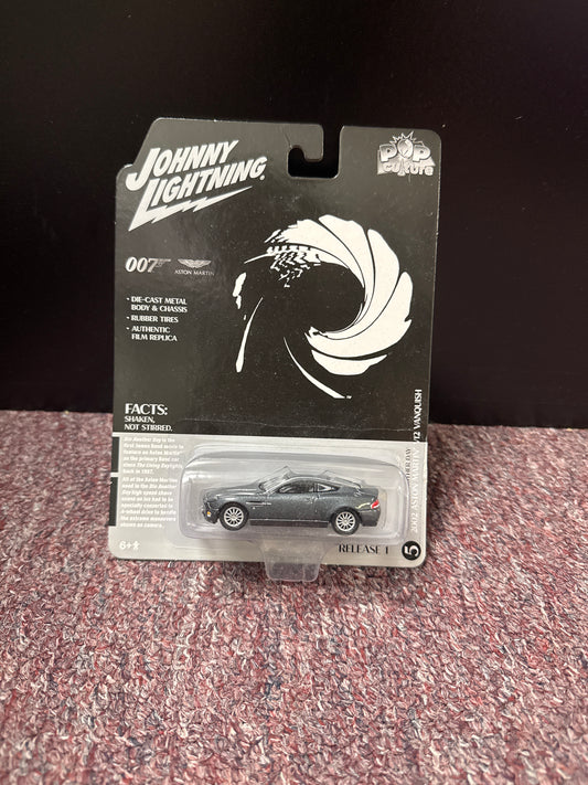 JOHNNY LIGHTNING 1/64 2002 AUSTIN MARTIN VANQUISH DIE ANOTHER DAY 007