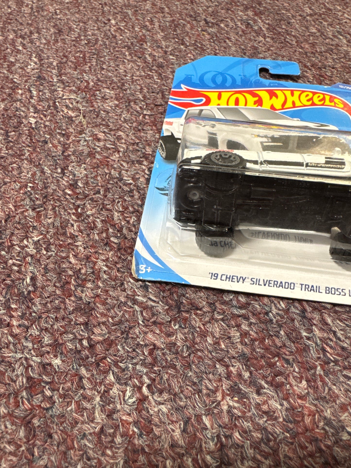 1/64 HOT WHEELS SILVERADO ‘19 TRAIL BOSS WHITE W/ BLACK STRIPES B20