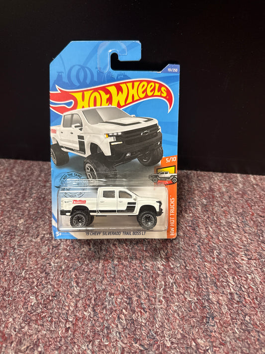 1/64 HOT WHEELS SILVERADO ‘19 TRAIL BOSS WHITE W/ BLACK STRIPES B20